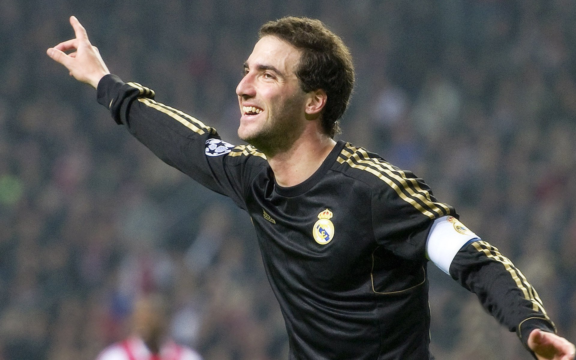 爱游戏电竞-史密斯用坚韧精神征服赛场，史密斯勇士